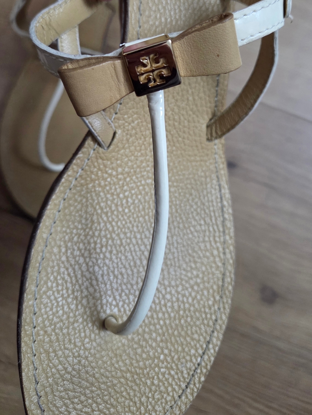Tory Burch Kailey Wedge Thong Bow Logo Sandals - Picture 2 of 12